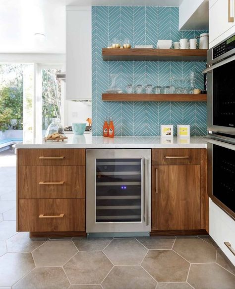 When it comes to creating a beautiful space for cooking, a midcentury modern kitchen is a classic style that is completely on-trend. Modern Kitchen Flooring, Mid Century Modern Kitchen Design, Mcm Kitchen, Modern Kitchen Remodel, Modern Kitchen Design Small, Sleek Kitchen, Mid Century Modern Kitchen, H Design, Kitchen Decor Modern