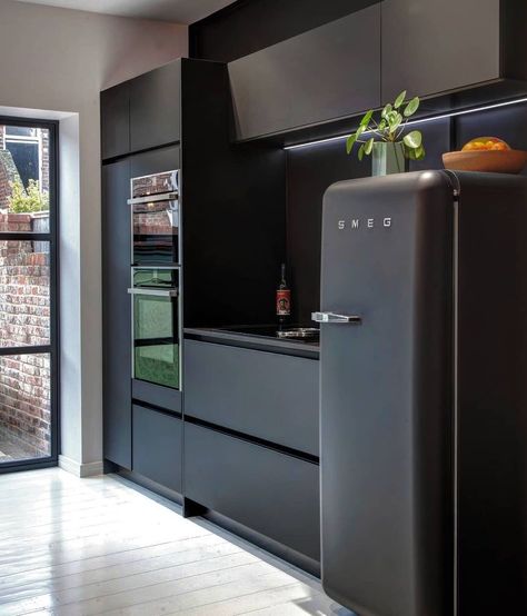 Limited Edition Smeg FAB28 Refrigerator would be right at home in modern black kitchen Smeg Kitchen, Smeg Fridge, Modern Black Kitchen, Retro Refrigerator, Desain Pantry, Retro Fridge, Freestanding Fridge, Studio Kitchen, Kitchen Design Decor