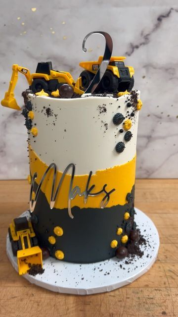 Under Construction Birthday Cake, Digger Cake Ideas, Construction Birthday Cake With Crane, Dirty 3rdy Birthday Theme Boy Cake, 2 Themes In One Cake, Simple Construction Cake, Road Construction Cake, Construction Theme Birthday Party Cake, Jcb Theme Cake