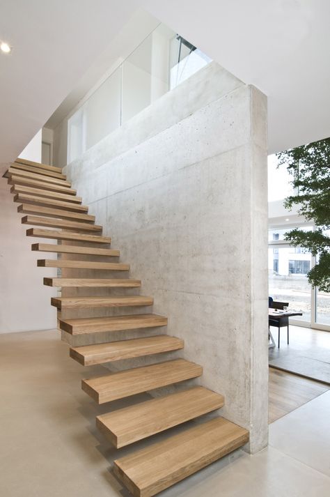 Minimal cantilevered staircase. L Shaped Stairs, Staircase Kits, Entrance Home, Cantilever Stairs, Circular Stairs, Wooden Staircase, Open Stairs, Escalier Design, Loft Stairs