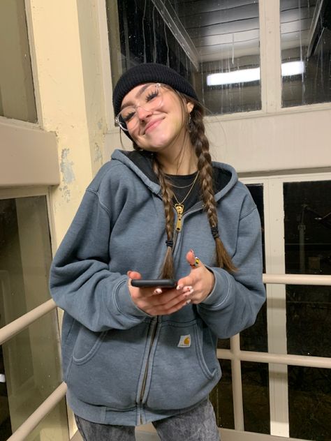 Oversized Hoodie Outfit Grunge, Warm Camping Outfits, Outfits With Beanies, Downtown Fits, Surfergirl Style, Grunge Winter, Stem Style, College Wardrobe, Beanie Outfit