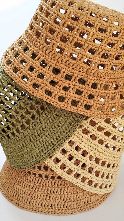 CROCHET YUTE RAFIA | Bolso de verano tejido en crochet Material e instrumentos: 🔸 1 ovillo, color metálico (Rafia Ispie) 🔸 2 ovillos, color mate (Rafia… | Instagram Pilusos A Crochet, Rafia Crochet, Rafia Hat, Rafia Bag, Raffia Crochet, Easy Crochet Hat, Crocheted Hats, Crochet Knit Stitches, Crochet Cord