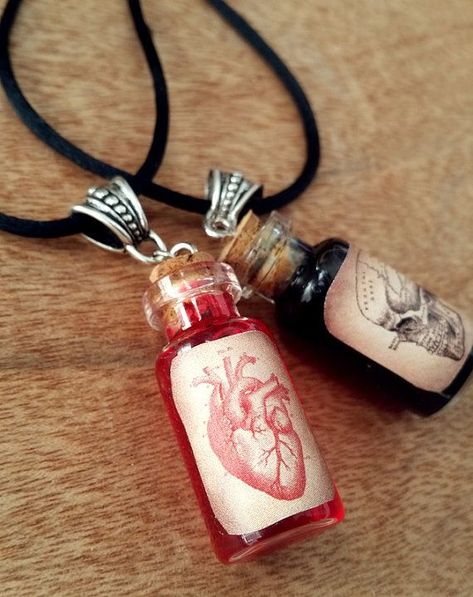 Kule Ting, Era Victoria, Halloween Potion Bottles, Seni Vintage, Halloween Potions, Dark Jewelry, Edgy Jewelry, Halloween Necklace, Head And Heart