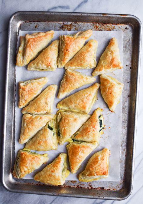 Rachel Schultz: FETA & SPINACH MINI PASTRIES Feta Pastry, Puff Pastry Recipes Savory, Spinach Puff Pastry, Spinach Puff, Puff Pastry Appetizers, Pastry Appetizer, Mini Pastries, Spinach Feta, Top Chicken Recipes