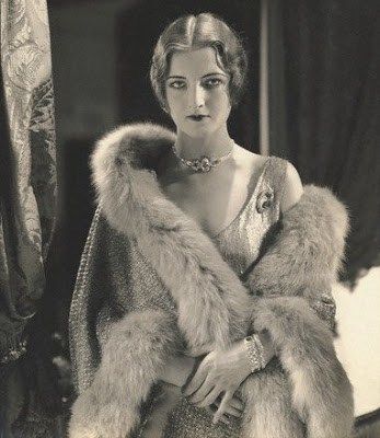 1920s Photos, Art Outfits, Fur Wrap, 20s Fashion, Pants Women Fashion, 1920s Flapper, Flapper Style, Art Deco Stil, 1920s Fashion