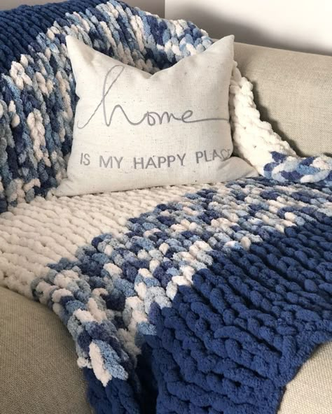 Chunky Knit Blanket Blue, Chunky Blanket Diy, Chunky Blanket Pattern, Chunky Knit Blanket Pattern, Multi Color Crochet, Chunky Knit Blankets, Chunky Yarn Blanket, Loopy Yarn, Finger Knitting Projects