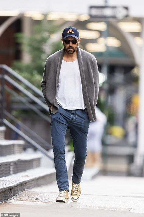 Ryan Reynolds rocks a stylishly casual look in New York City #clothing #fashion #streetfashion #green #gentleman #male #standing #eyewear #sunglasses #sportswear. Find out more here 👉 https://whispers-in-the-wind.com/10-summer-outfits-for-men-your-capsule-wardrobe/?men Relax Outfit Men, Men’s Style Casual, Men 40s Style, Cool Dad Outfits Men, Denim Baseball Cap Outfit, Ryan Reynolds Fashion, City Boy Aesthetic, Men's Urban Style, Ryan Reynolds Style