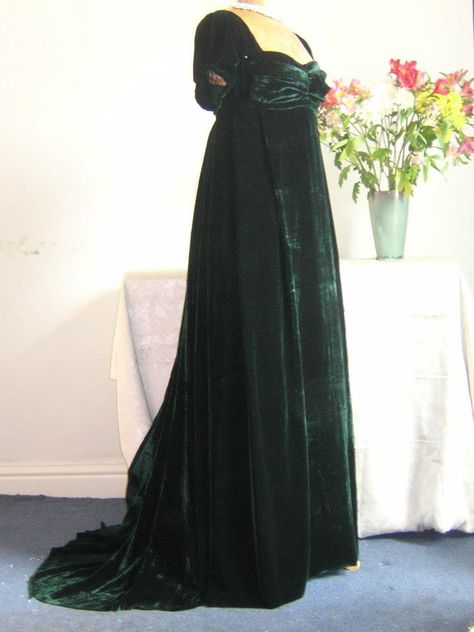 Green Velvet Regency Velvet Ball Gown, 1890s Fashion, Emerald Green Velvet, 1800s Fashion, Afternoon Dress, 19th Century Fashion, Green Gown, Old Dresses, Vintage Gowns