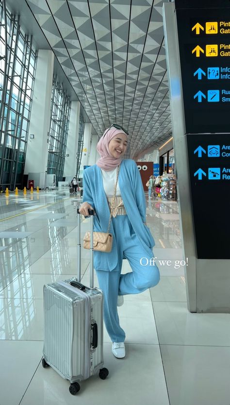 Muslim Airport Outfit, Ootd Airport Hijab, Airport Outfit Hijab, Ootd Airport, Traveling Fits, Outfit Muslim, Airport Pictures, Modest Outfit, Airport Photos