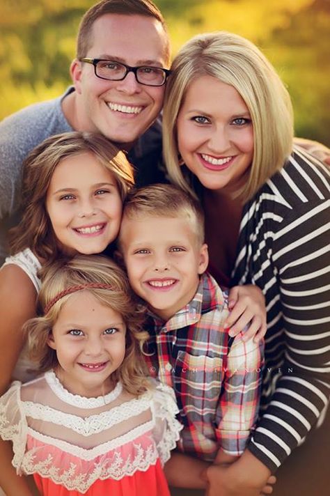 Source: Rachel Vanoven                                                       … Shooting Photo Famille, Large Family Photos, Poses Family, Fall Girl, Family Portrait Poses, Outdoor Family Photos, Shoot Photography, Family Picture Poses, Photography Poses Family