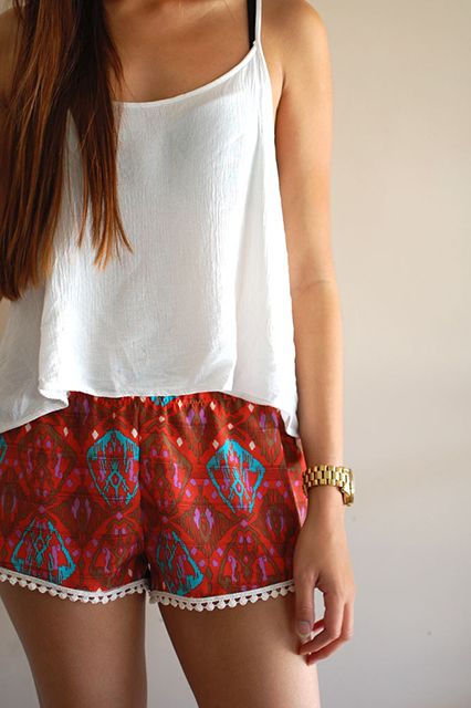 Shorts + pompoms  http://www.refinery29.com/los-angeles-etsy#slide5 Casual Feminine Outfits, Comfy Casual Summer Outfits, Outfits Shorts, Feminine Outfits, Mode Shoes, Mode Hippie, 여자 패션, Cute Summer Outfits, Inspiration Mode