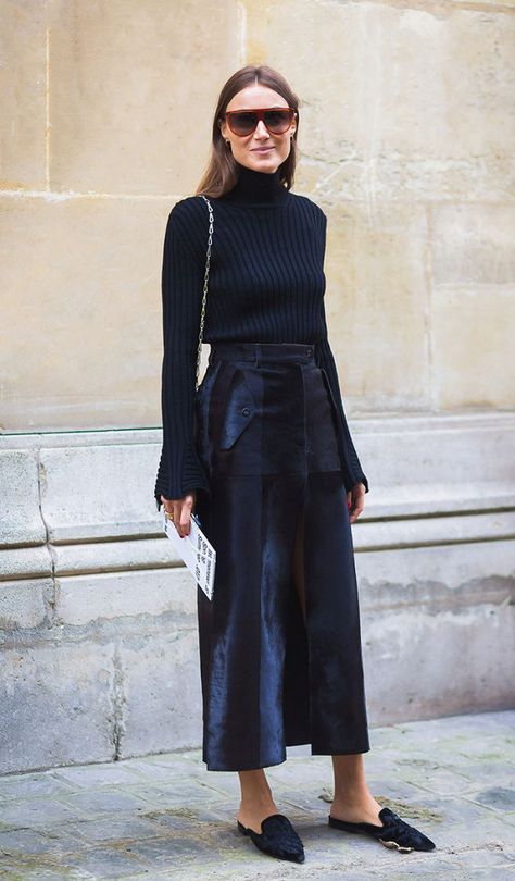 Team your ribbed turtleneck with a satin skirt for the ultimate low-key party look. How To Wear Turtleneck, Outfit Nero, Thanksgiving Dinner Outfit, All Black Outfits For Women, Style Casual Chic, Rock Outfit, Easy Winter Outfit, Dinner Outfits, Winter Outfits For Work