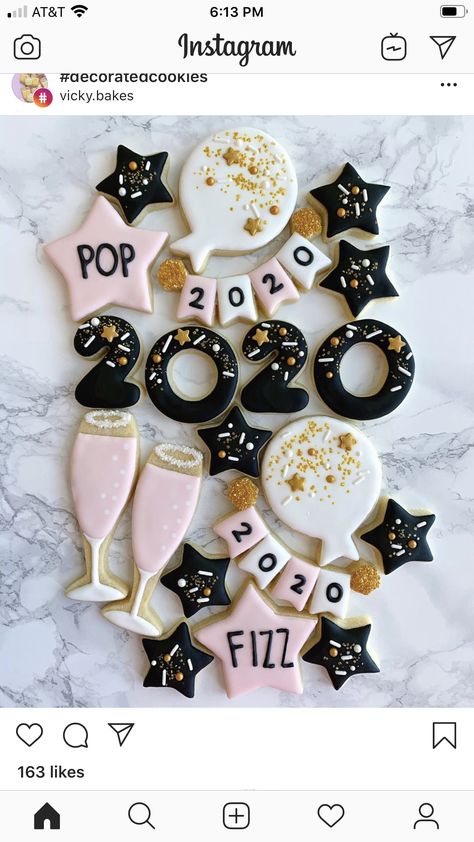 Deco Nouvel An, New Year's Desserts, New Years Cookies, Sugar Cookie Royal Icing, New Year's Cake, Cookie Business, Cocoa Cookies, Sugar Cookie Designs, Xmas Cookies