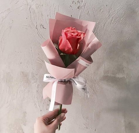 We don't mind receiving one flower as long as it is as beautiful as this is. Who agrees? Tag your partner to give them a hint! Flowers… Flowers Roses Bouquet, Single Flower Bouquet, Diy Bouquet Wrap, Flower Bouquet Diy, Flower Box Gift, A Bouquet Of Flowers, Bouquet Wrap, Flowers Bouquet Gift, Flowers Arrangements