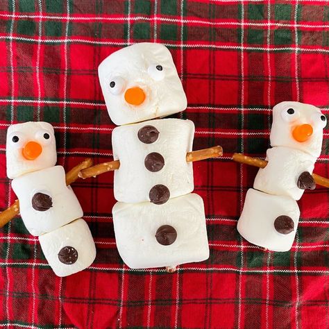 Marshmallow Snowman Craft for Kids Marshmallow Snowman Craft, Marshmellow Snowman, Snowman Craft For Kids, Marshmallow Snowman, How To Make Marshmallows, Love Crafts, Snowman Craft, Edible Crafts, Kids Christmas Party