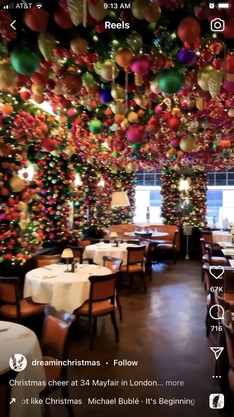 Christmas Decor Ceiling Ideas, Christmas Bar Decorations Restaurant, Christmas Ceiling Decorations Ideas Diy, Restaurant Christmas Decor Ideas, Cafe Christmas Decorations, Christmas Decor Ideas For Restaurant, Office Xmas Decorating Ideas, Christmas Ceiling Decor, Ceiling Decorations Christmas