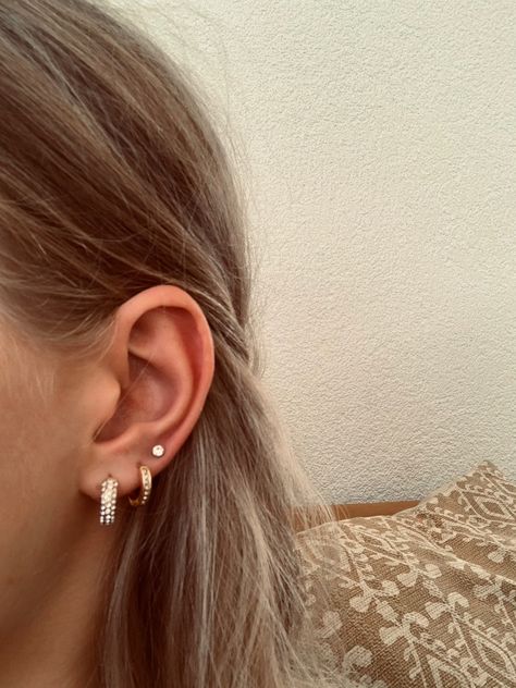 Nose Piercing Ideas, Triple Ear Piercing, 3 Ear Piercings, Triple Piercing, Three Ear Piercings, Piercing Lobe, It Earrings, Minimalist Ear Piercings, Second Ear Piercing