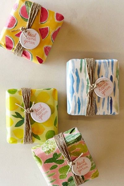 Cute soap packaging idea... | Creative packaging | Packing ideas | Packaging creativity | | Creative ideas | https://www.paperhivestudio.com/?utm_content=buffer3a927&utm_medium=social&utm_source=pinterest.com&utm_campaign=buffer Ideas For Packaging, Soap Packaging Ideas, Handmade Soap Packaging, Wrapped Presents, Desain Pantry, Soap Packing, Gift Wrapping Inspiration, Creative Gift Wrapping, Homemade Soap