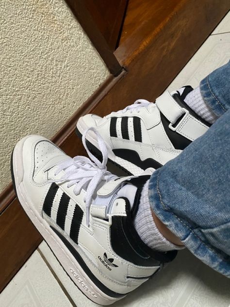 Adidas Sports Shoes, Baggy Jean Shorts, Adolf Dassler, Adidas Aesthetic, Παπούτσια Nike Free, Oversize Denim Jacket, Mode Des Leggings, Buty Marki Nike, Adidas Sambas