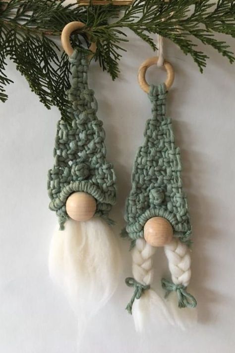 Evergreen Christmas, Free Macrame Patterns, Macrame Christmas, Handmade Christmas Crafts, Macrame Patterns Tutorials, Diy Macrame, Macrame Ideas, Macrame Decor, Christmas Ornament Crafts