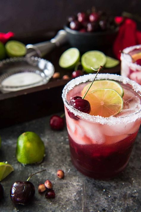 Take advantage of cherry season & enjoy a Fresh Cherry Margarita or two! Fresh cherries turn your ordinary cocktail into something extra special for summer! Unique Margarita Recipes, Friday Cocktails, Cherry Margarita, Best Margarita Recipe, Cranberry Margarita, Cherry Drink, Easy Summer Cocktails, Watermelon Mojito, Cherry Cocktail