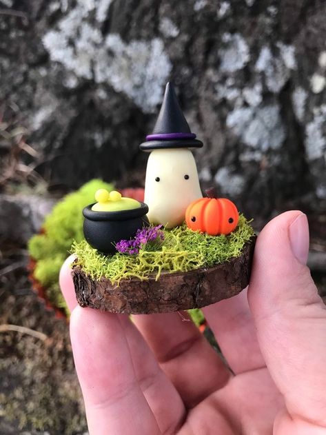 #halloweenideas #halloweendecor Polymer Clay Ghost, Clay Ghost, Pumpkin And Ghost, Crea Fimo, Table Halloween, Polymer Clay Halloween, Witch Cauldron, Miniature Halloween, Ghost Witch