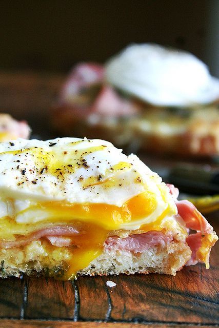 Croque Monsieur with Poached Eggs Croque Madame, Dinner Sandwiches, Delicious Sandwiches, Chapati, Cheese Sandwich, Breakfast Brunch Recipes, Ham And Cheese, Breakfast Time, Poached Eggs