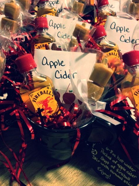 Hot apple cider & fireball party favors!   I made a little recipe tag and hung from each cup handle. Then tucked the ingredients and cup with a little sparkle inside a gift bag.   Super cute!! Fireball Party Favors, Fireball Christmas Gift, Halloween Nibbles, Adult Halloween Party Favors, Halloween Party Ideas For Adults, Halloween Alcohol, Party Food Signs, Orange String Lights, Christmas Drinks Alcohol