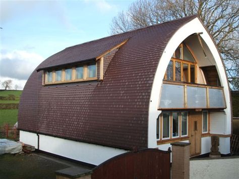 Engineer Modernizes The Traditional Cruck Frame With Modern Framing and Straw Bale : TreeHugger Straw Bale Construction, Quonset Homes, Quonset Hut Homes, Arched Cabin, Curved Roof, Straw Bale House, Quonset Hut, Arch House, Straw Bales