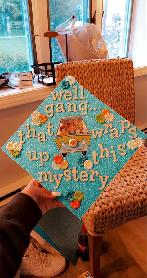 Scooby Doo grad cap Scooby Doo Graduation Cap, Graduation Cap Designs High School, College Graduation Cap Ideas, Design Graduation Cap, Disney Graduation Cap, Funny Graduation Caps, Creative Graduation Caps, Graduation Cap Ideas, Disney Graduation