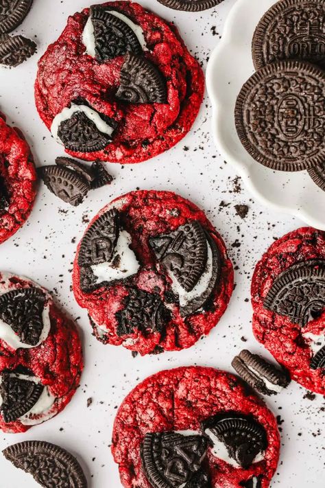 Red Velvet Oreo Cookies, Oreo Crunch, Red Velvet Flavor, Crushed Oreo, Red Velvet Oreo, Red Velvet Christmas, Oreo Cheesecake Cookies, Cookies And Cream Cheesecake, Cake Rack