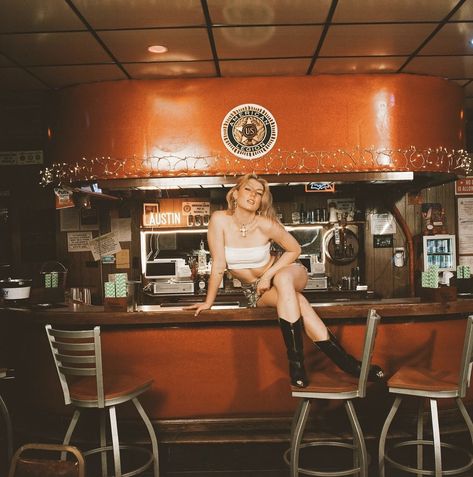 Jukebox Photoshoot, Tavern Photoshoot, Bar Portrait Photography, Saloon Photoshoot Ideas, Pizza Shop Photoshoot, Diner Senior Pictures, Photoshoot In Bar, Western Bar Photoshoot, Vintage Diner Photoshoot