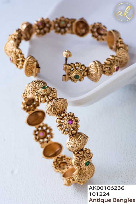 Gold Bangle Kada Designs, Bridal Gold Bangles Wedding, Gold Kada Bracelet For Women, Bengals Design Gold, Kankanalu Designs, Kangan Gold Bangle Set, Antique Bangles Design, Antique Bangles Indian Gold, Antique Gold Bangles