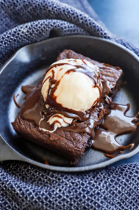 Ice Cream With Brownie, Brownie And Ice Cream, Brownies And Ice Cream, Brownie With Ice Cream, Sizzling Brownie, Hot Fudge Cake, Homemade Brownie, Romantic Breakfast, Food Reference