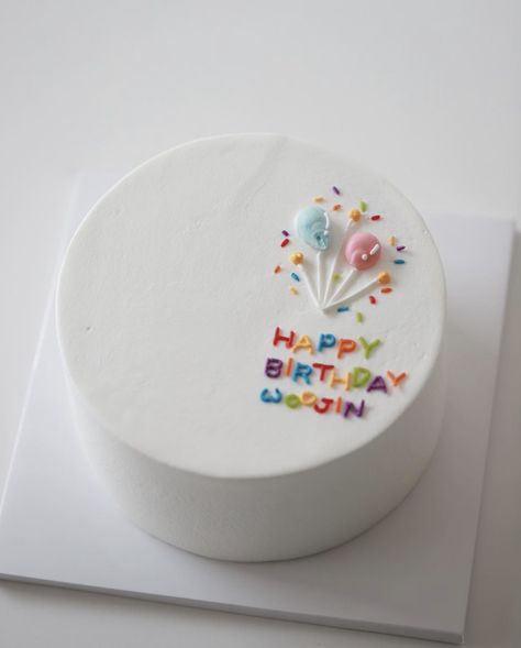 Chantilly Cake Decoration Birthdays, Simple Small Birthday Cake, Cute Small Birthday Cakes, Minimal Cake Design Birthday, Minimalist Birthday Cake Men, Cake Bento Design, Small Bday Cake, Bento Cake Cute, Birthday Cake Minimal