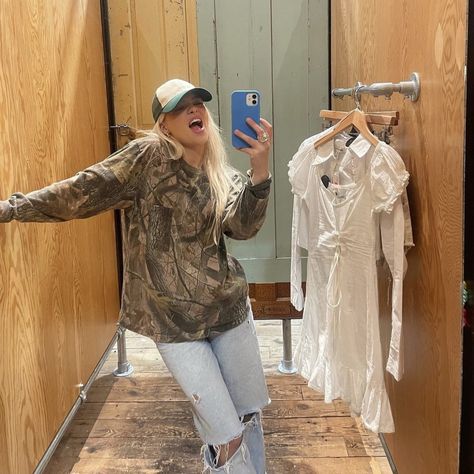 Camo Long Sleeve Outfit, Camo T Shirt Outfit, Camo Shirt Outfit Aesthetic, Camo Long Sleeve Shirt Outfit, Camo Tshirt Outfit, Camo Top Outfit, Camo Shirt Outfit, City Cowgirl, Ranch Outfits