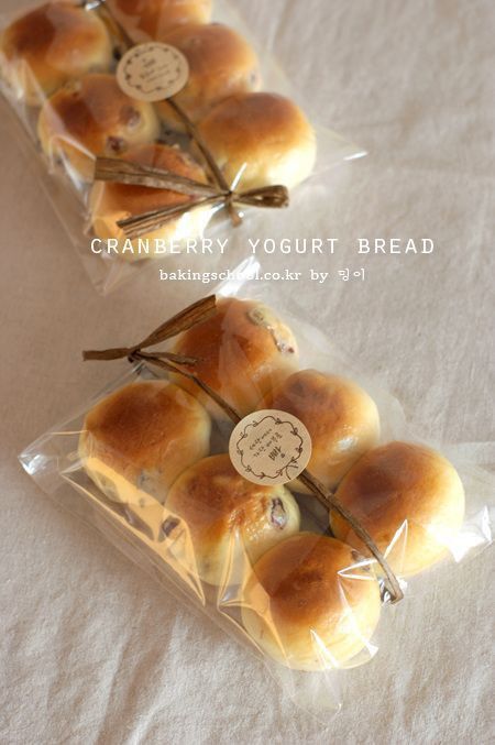 Japanese Bread Packaging, Bread Packaging Design Ideas, Bakery Packaging Ideas, Bread Box Ideas, Cranberry Yogurt, Bread Gift, Bread Gifts, Bakery Packaging Design, Yogurt Bread