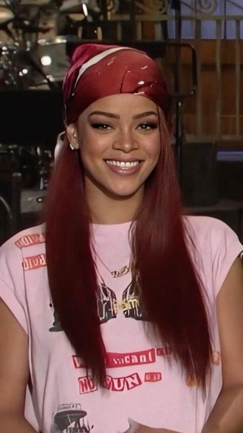 Rihanna Hair Color, Rihanna 2000's, Rihanna Red Hair, Rihanna Street Style, Rihanna Fan, Looks Rihanna, Rihanna Hairstyles, Mode Rihanna, Hollywood Girls