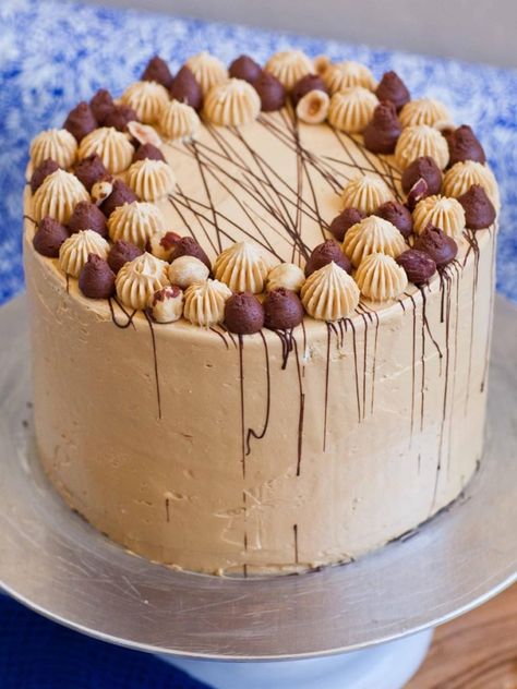 Kiev Torte, Hazelnut Torte Recipe, Kiev Cake, Meringue Cake Recipe, Hazelnut Torte, European Pastries, Desserts Around The World, Dessert Book, Salted Caramel Frosting