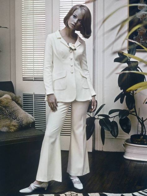 29 Game-Changing '60s Fashion Trends We Still Love Today 60s Fashion Trends, Shelley Hack, Francesco Scavullo, Beatnik Style, White Pantsuit, Jackie O Style, 40s Fashion, Dress Images, 1960s Fashion