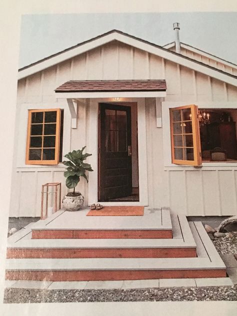 Love the steps. Beach Chic Decor, Cottage Makeover, Beach House Exterior, Bungalow Exterior, Backyard Beach, Beach Cabin, Cottage Exterior, Tropical Home Decor, Surf Shack