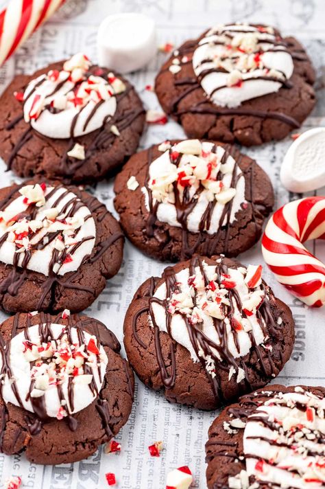 This Peppermint Hot Chocolate Cookies recipe makes the most irresistible, thick, soft Christmas cookies ever. Topped with a gooey sweet vanilla marshmallow, crushed peppermint candies and drizzled with chocolate, this will become your new favorite winter holiday cookie recipe! Mocha Peppermint Cookies, Holiday Peppermint Cookies, Chocolate Chip Peppermint Cookies Recipe, Chocolate Chip And Peppermint Cookies, Christmas Cookies Chocolate Peppermint, Chocolate Peppermint Shortbread Cookies, Hot Cocoa Meringue Cookies, Hot Chocolate Christmas Cookies, Christmas Cookies With Marshmallows