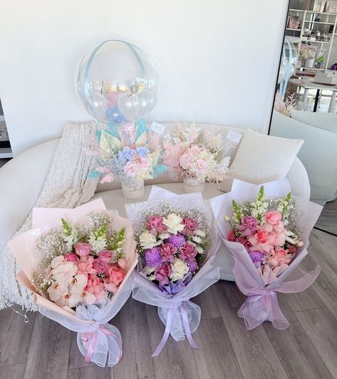 Still thinking about all the loved girlies who were appreciated on National Girlfriend’s Day last week and were so lucky to receive something made by us 🫶🏻 #nationalgirlfriendsday #bouquet #flowers #macarons #cake #clawclip #giftboxes Macarons Cake, Girlfriends Day, Claw Clip, Macarons, Gift Box, Cake, Flowers, Floral, Quick Saves