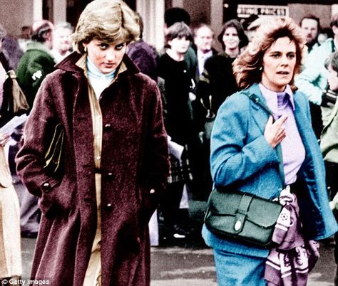 Lady Diana Spencer and Camilla Parker-Bowles at Ludlow Races where Prince Charles was competing, in 1980 Camila Parker, Prințesa Diana, Wallis Simpson, Princess Diana Pictures, Prince Charles And Camilla, Camilla Parker Bowles, Princes Diana, Elisabeth Ii, Charles And Diana