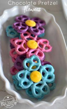 Spring Flower Baby Shower Ideas, Toddler Birthday Party Snacks, Church Bake Sale Ideas, Toddler Party Snacks, Kids Tea Party Ideas, Pretzel Flowers, October Cake, Kids Bake Sale, Snack Crafts