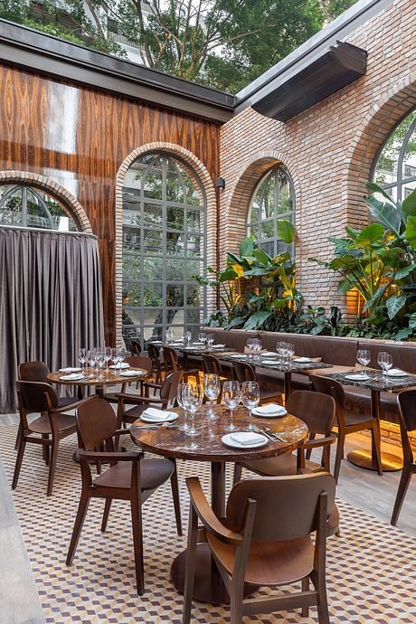 Il Carpaccio Restaurant: Elevated Dining Experience with Retractable Roof Restaurant Courtyard Design, Courtyard Restaurant Design, Al Fresco Dining Restaurant, Italian Courtyard, Courtyard Restaurant, Chalet Interior Modern, Indoor Courtyard, Restaurant Design Inspiration, Midcentury House