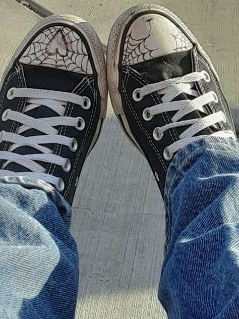 Spider web shoes Drawing On Converse Grunge, Drawing On Converse, Converse Drawing, Doodle Shoes, Sharpie Shoes, Converse Design, Grunge Shoes, Converse Aesthetic, Estilo Hippy