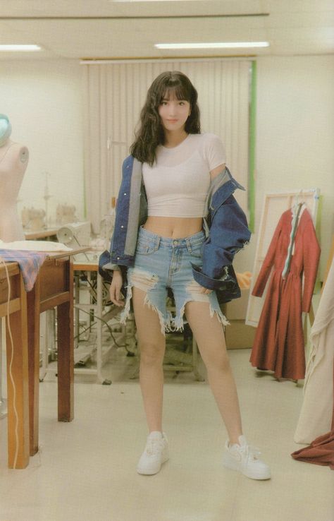 Momo Casual Outfits, Kpop Kibbe, Twice University, Momo Image, Momo Hirai, Twice Momo, Momo Twice, Hirai Momo, Vogue Korea