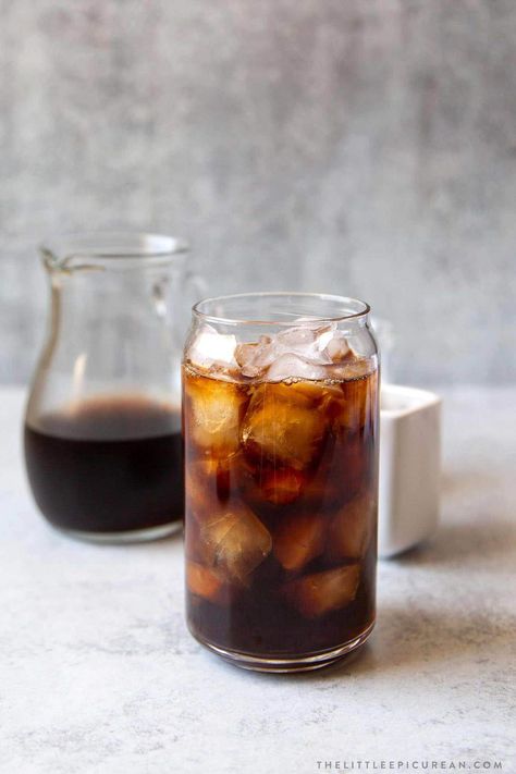 Cold Brew Coffee Concentrate Coffee Concoctions, Cold Brew Espresso, Caramel Iced Coffee Recipe, Homemade Cold Brew Coffee, Vanilla Iced Coffee, Cold Brew Coffee Concentrate, Making Cold Brew Coffee, Coffee Concentrate, Coffee Grinds