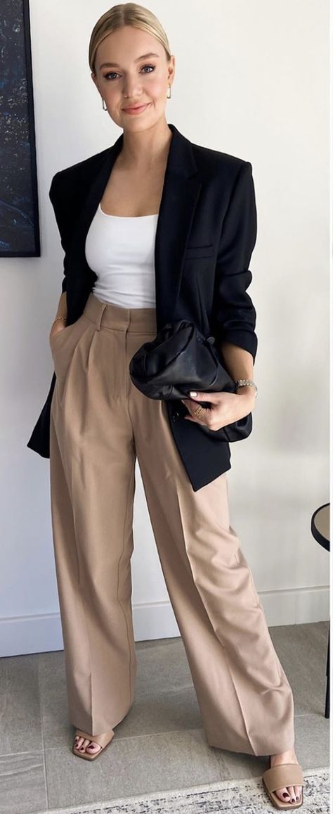 Beige Pants Outfit, Smart Casual Women, Smart Casual Work Outfit, Business Casual Outfits For Work, Classy Work Outfits, Stylish Work Outfits, Outfit Trends, Fashion Mistakes, Casual Work Outfits